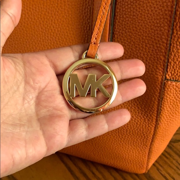 🍁🍁Micheal kors medium tote 🍁🍁 - Picture 3 of 11